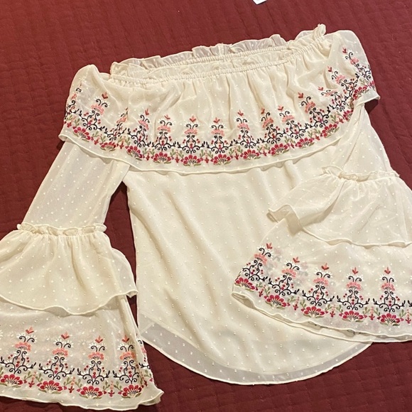 White House Black Market Off-Shoulder Top with Floral Embroidery Bell Sleeve XXS - Picture 6 of 8